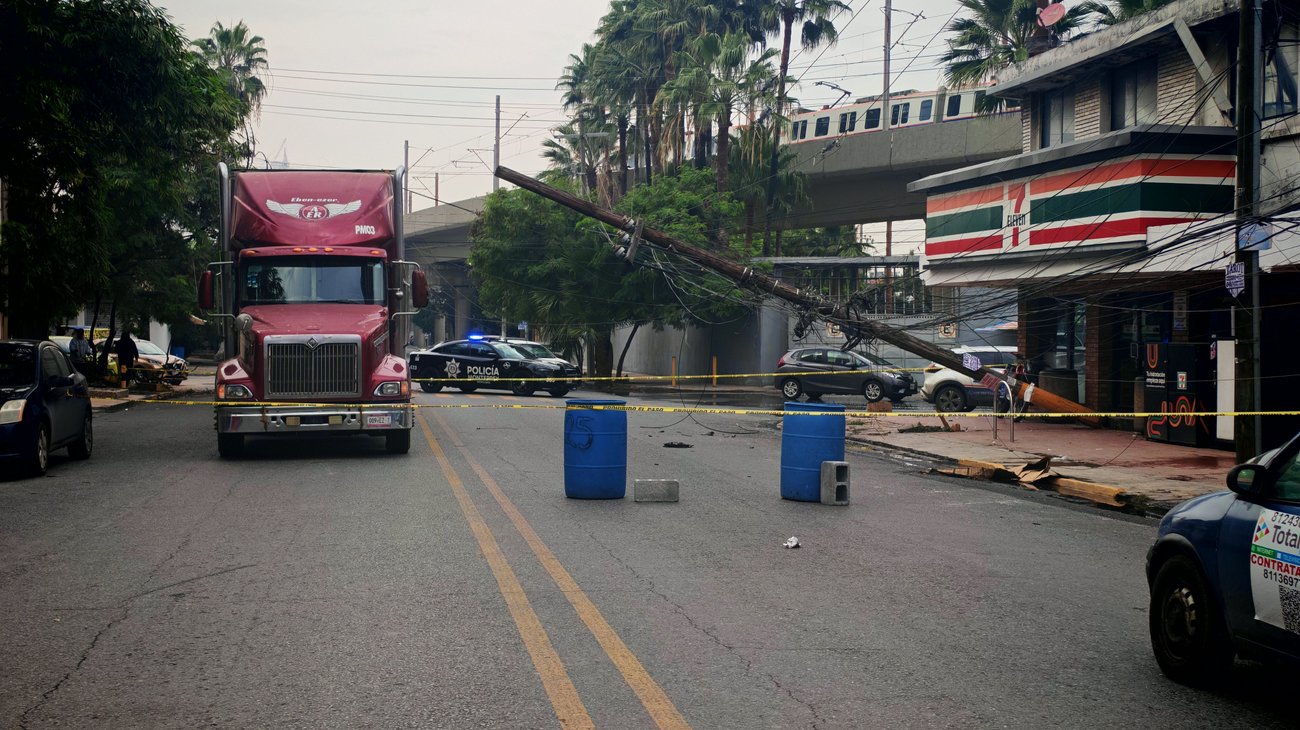 Atienden riesgo por poste inestable en Mitras Centro