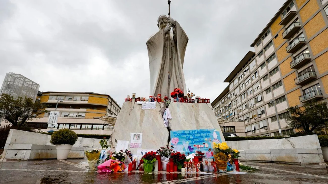El papa sufre dos episodios de insuficiencia respiratoria aguda