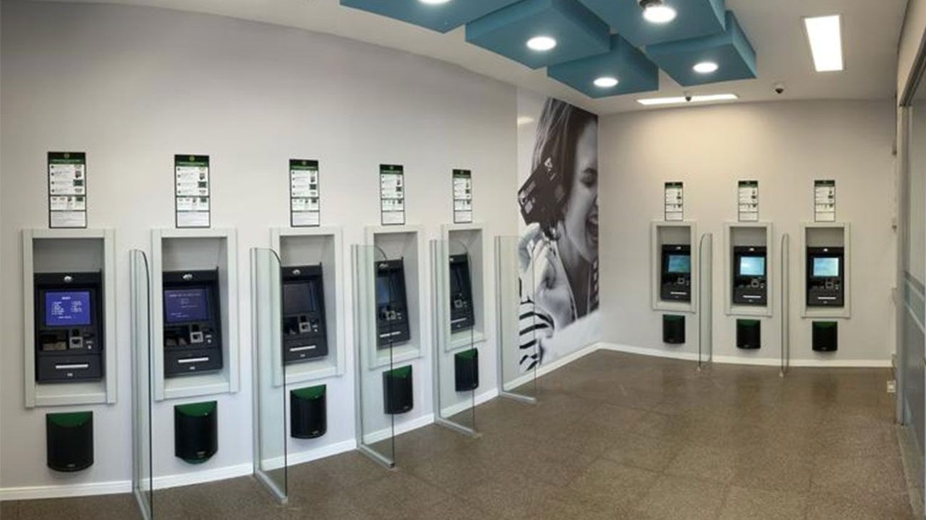 ¡Les gana la pasión! Pareja tiene sexo en cajero de un banco