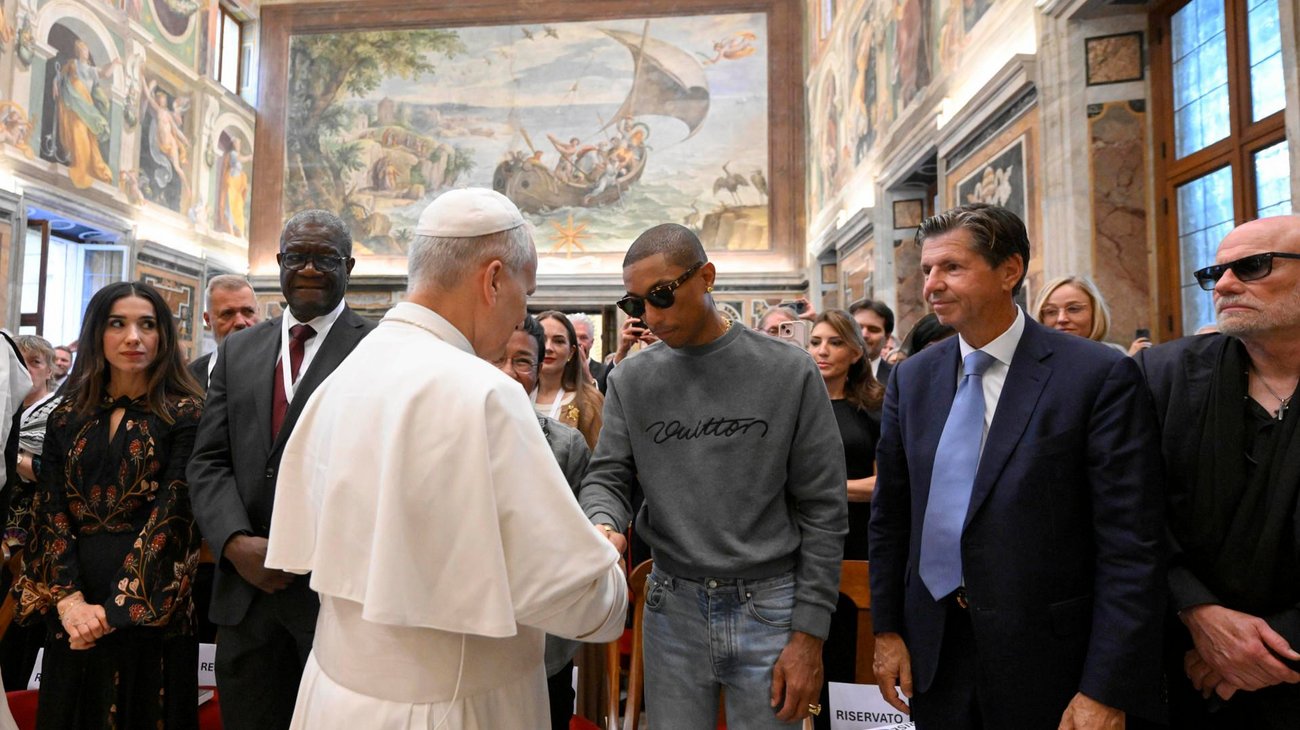 El papa saluda a Pharrell Williams antes de 'macroconcierto'