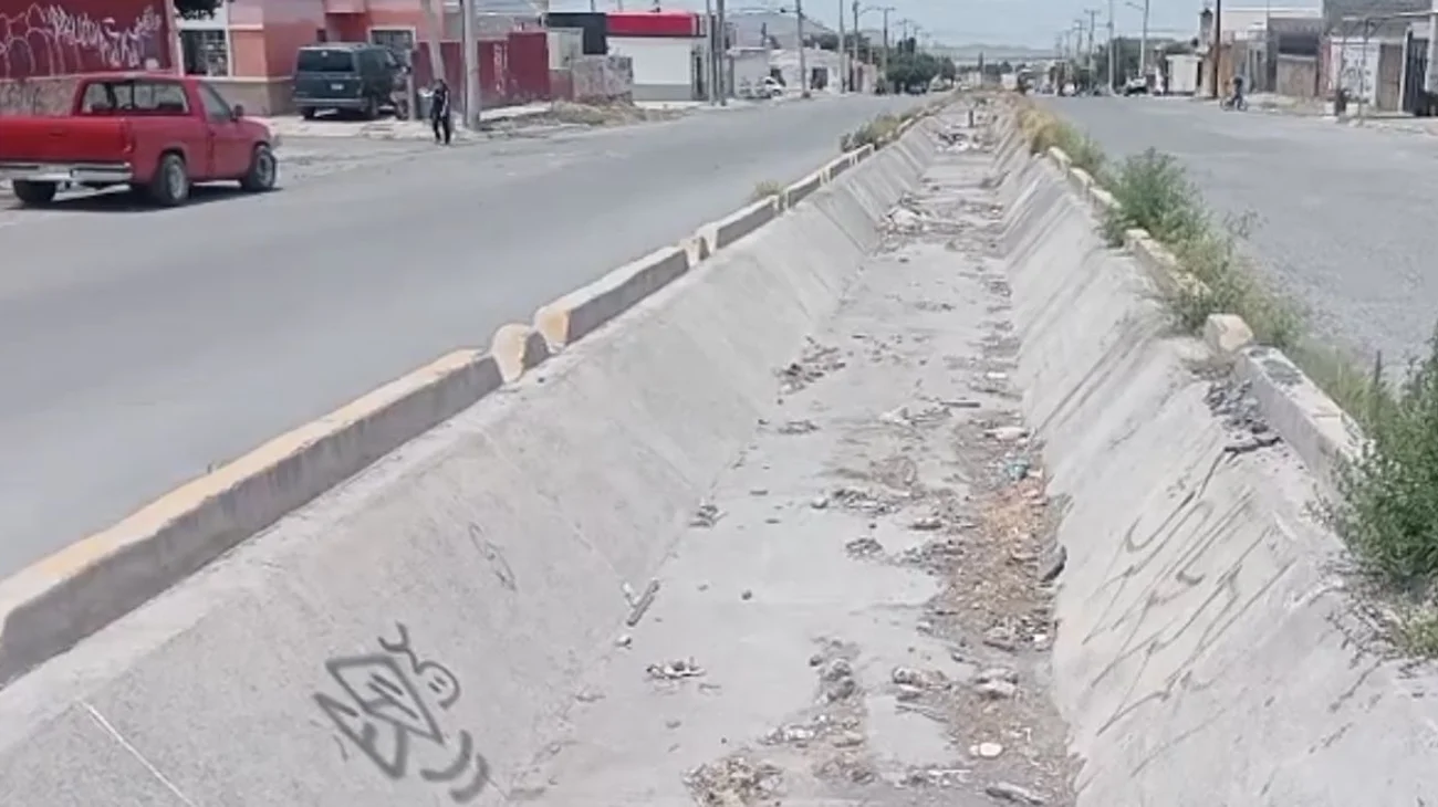 Piden vecinos señalización en pluvial por recurrentes accidentes