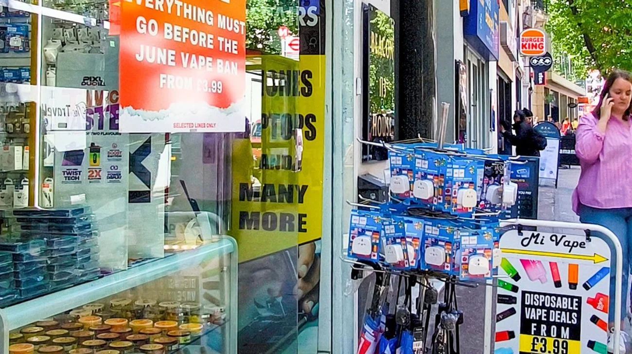 Prohíben venta de vapeadores desechables en el Reino Unido