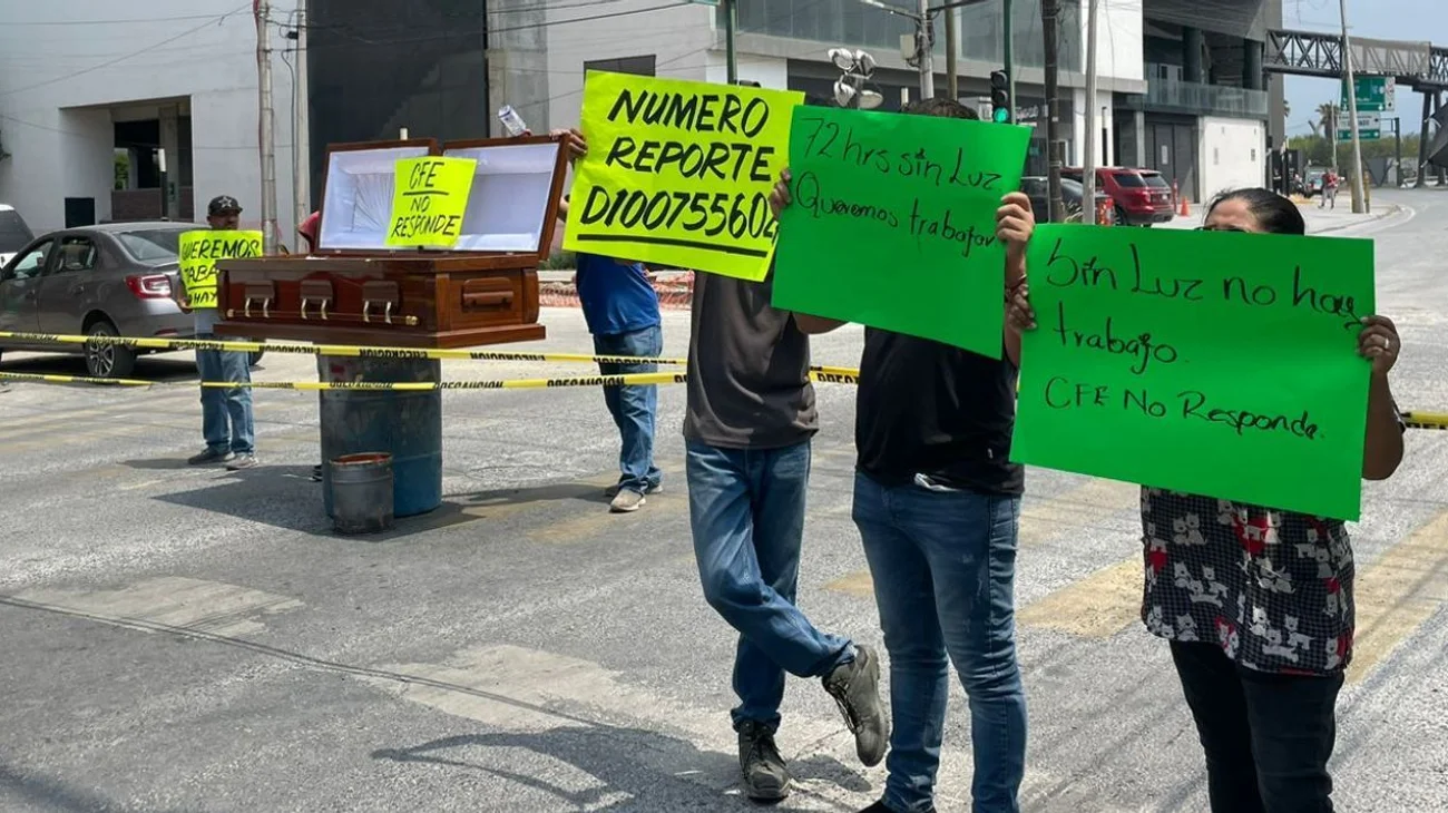 Protestan_con_ataud_por_falta_de_luz_Obrera_5d3effe894