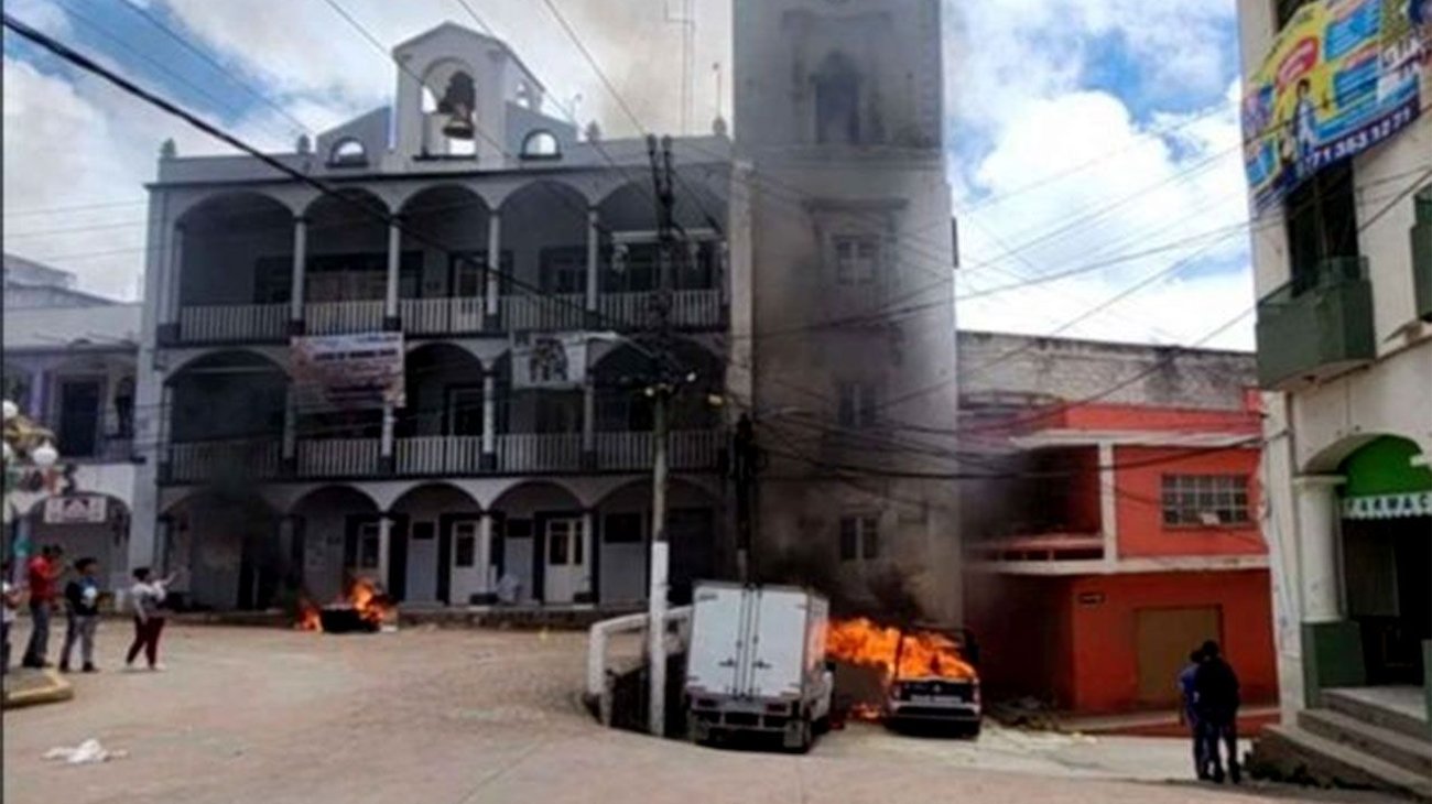 Queman casa de alcalde en Hidalgo por muerte de un adulto