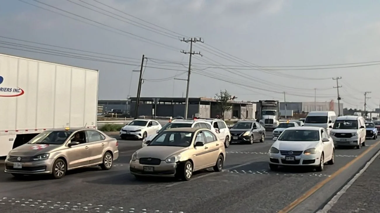 Nueva medida en la carretera a Laredo provoca atorones viales