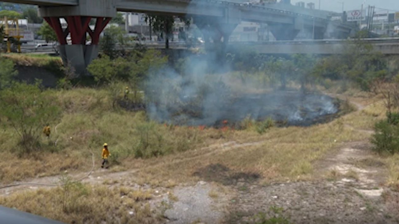 Incendio moviliza a Bomberos de Nuevo León en Santa Catarina