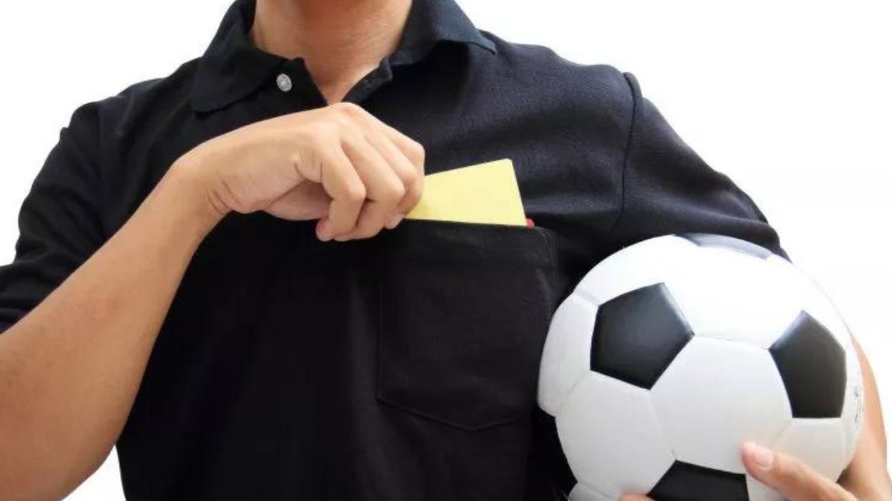 Aficionado rayado amenaza a árbitros y desata polémica