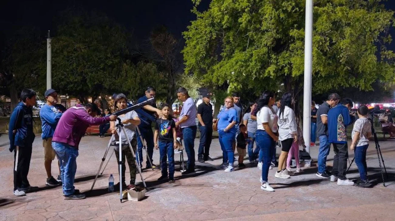 Realizan observación lunar en la plaza Treviño Zapata
