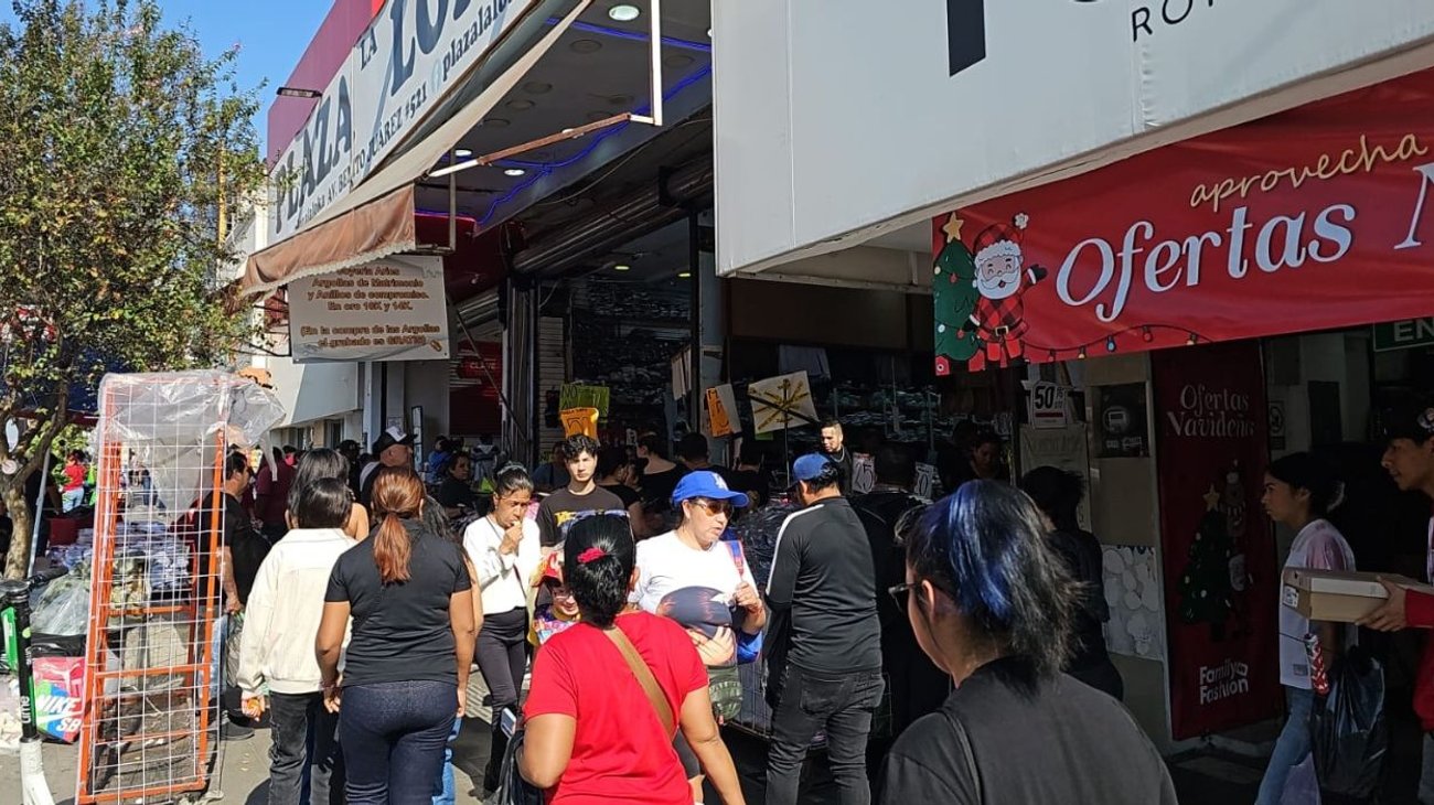 Regios realizan compras de última hora por Navidad en Monterrey