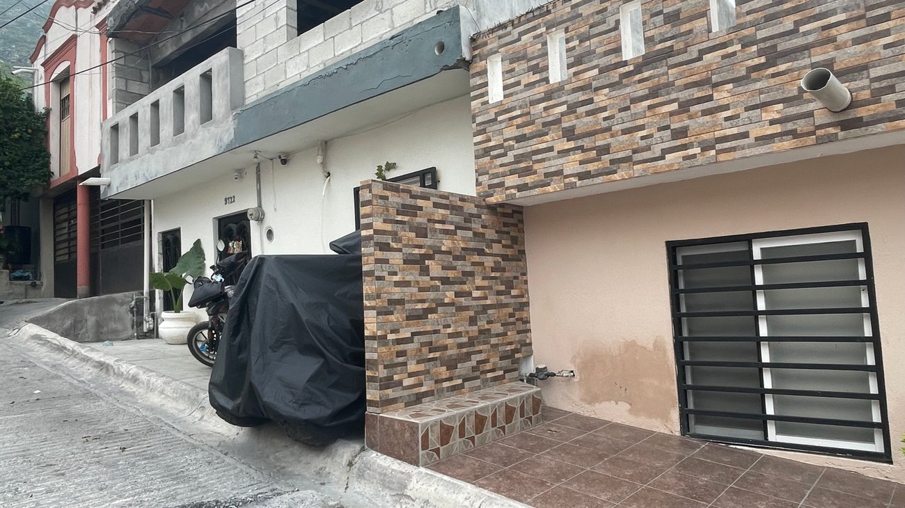 Reportan_a_vecina_por_muro_en_banqueta_y_obstruir_a_peatones_b04b181fa5