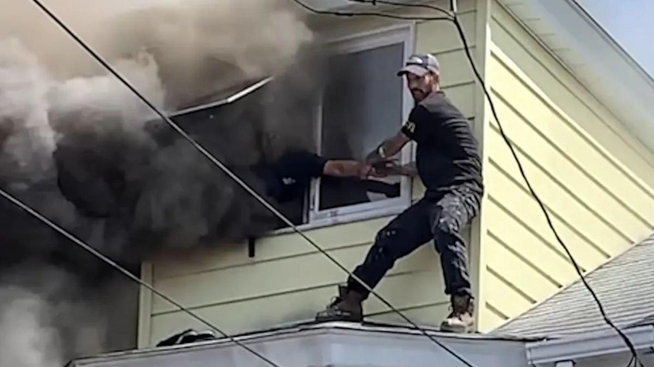 Así arriesgó su vida para rescatar a su vecino de incendio