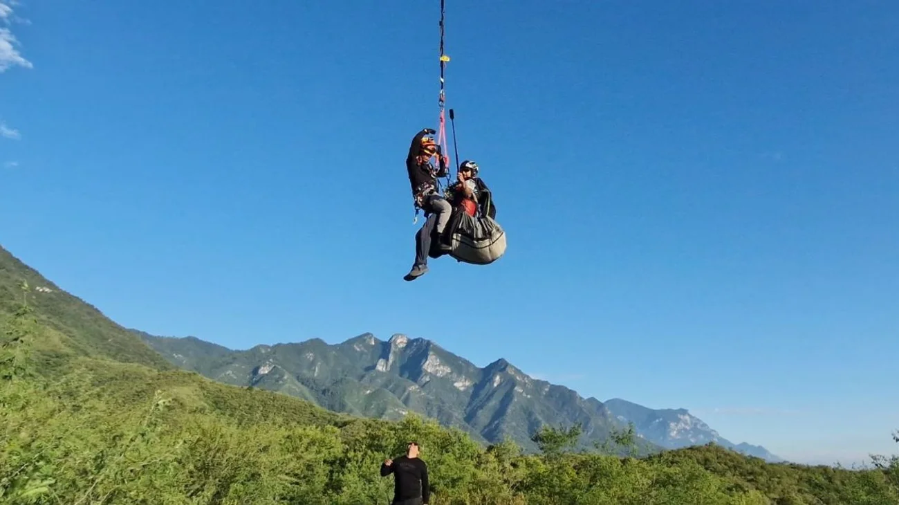 Rescatan a hombre tras caída en parapente en Santiago
