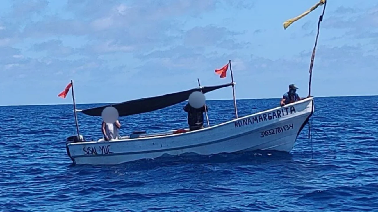 Rescatan a tripulantes de embarcación perdida en aguas de Yucatán