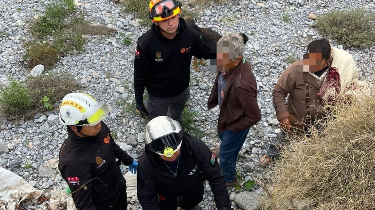 Rescatan a adulto mayor que entró a arroyo en García