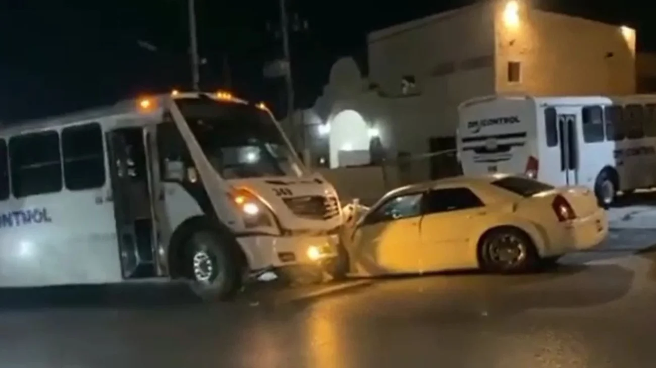 Conductor ebrio choca con transporte de personal