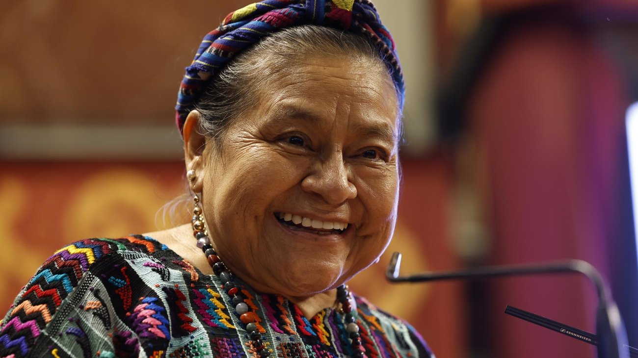 Rigoberta Menchú pide a jóvenes que luchen para mejorar el mundo