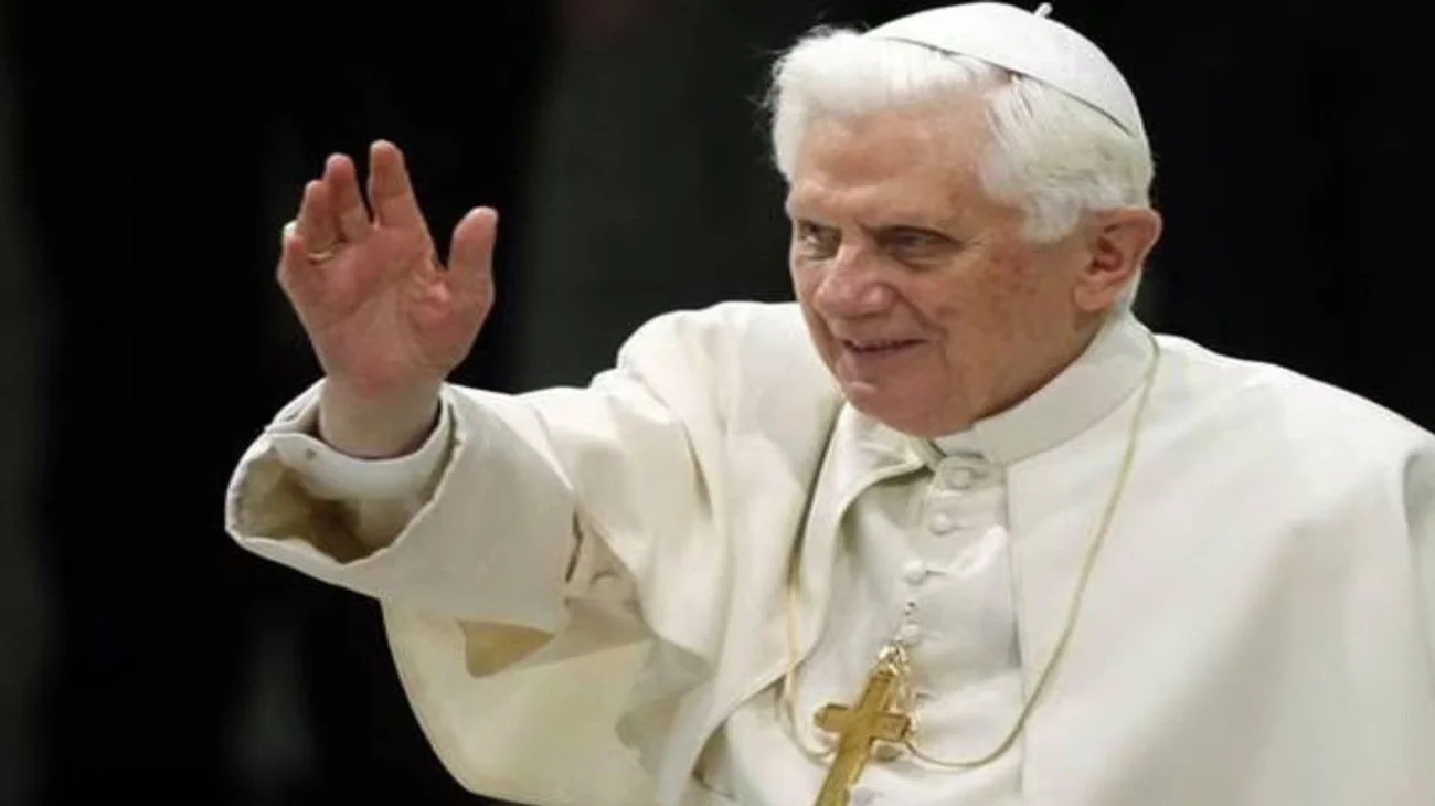 Roban cruz pectoral de Benedicto XVI de su parroquia