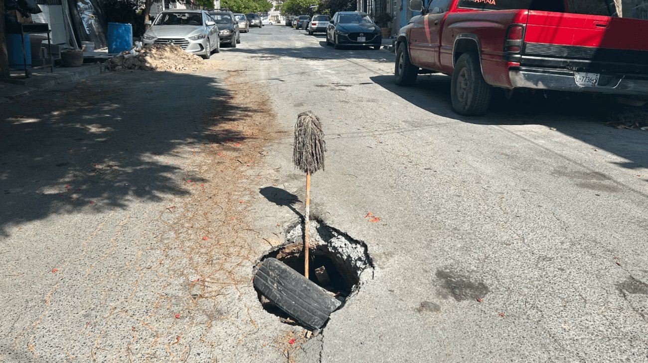 Socavón afecta vialidad en Fomerrey 109; denuncian drenaje dañado