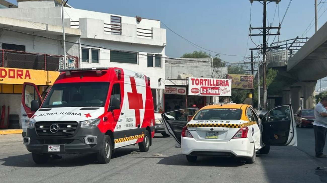 Choque de taxi deja a mujer lesionada en avenida Rodrigo Gómez