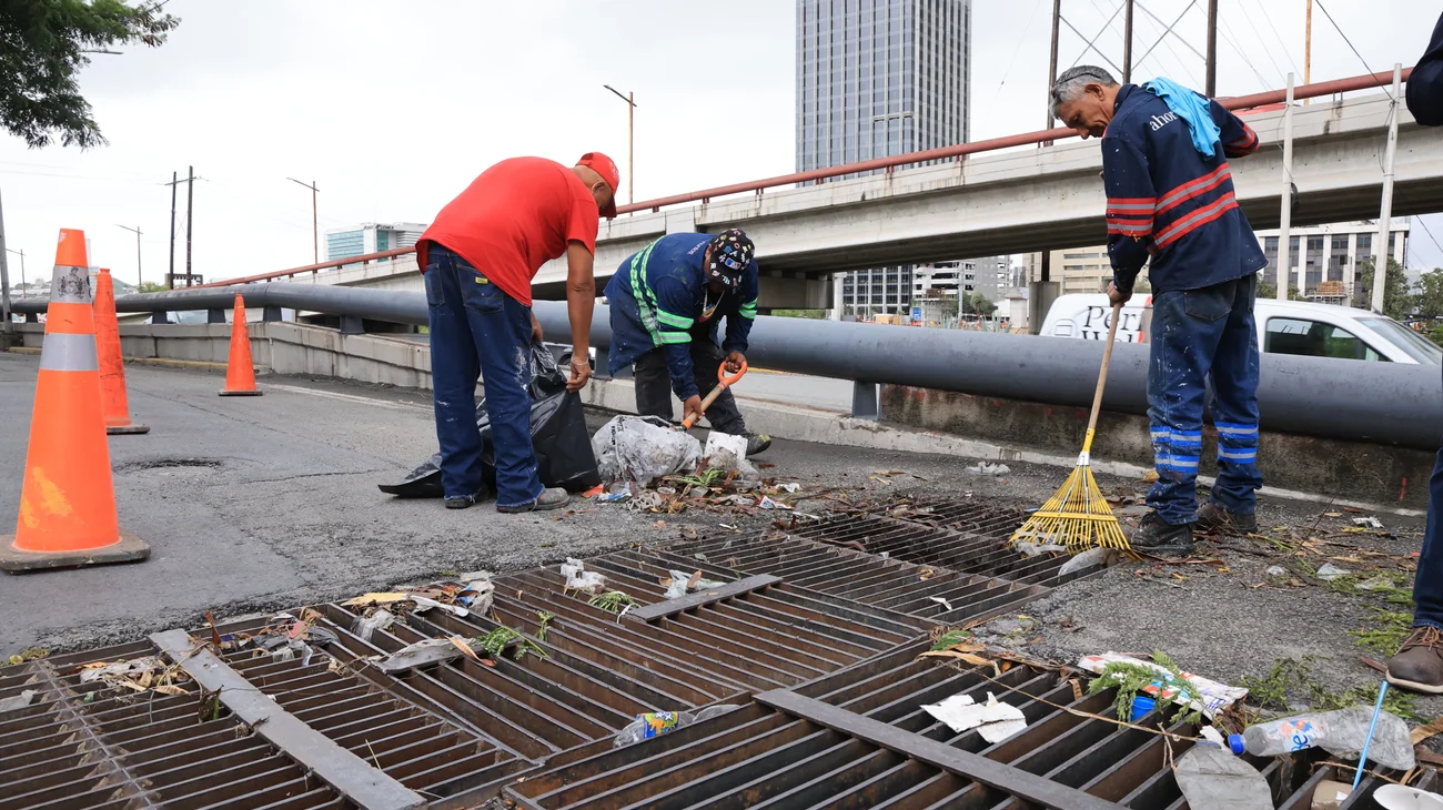 Limpian pluviales en Monterrey; retiran 6 toneladas de basura