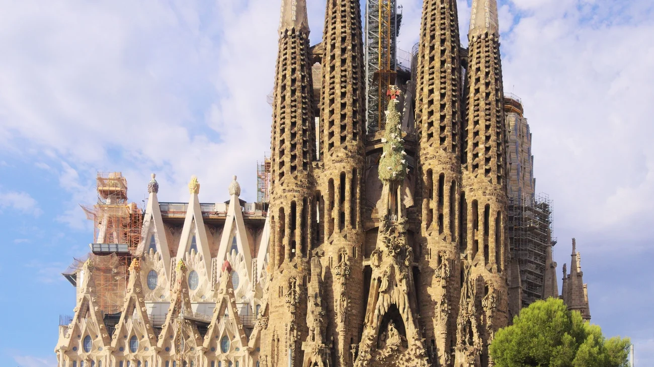 Sagrada_Familia_2941_cropped_8d9f3667f3