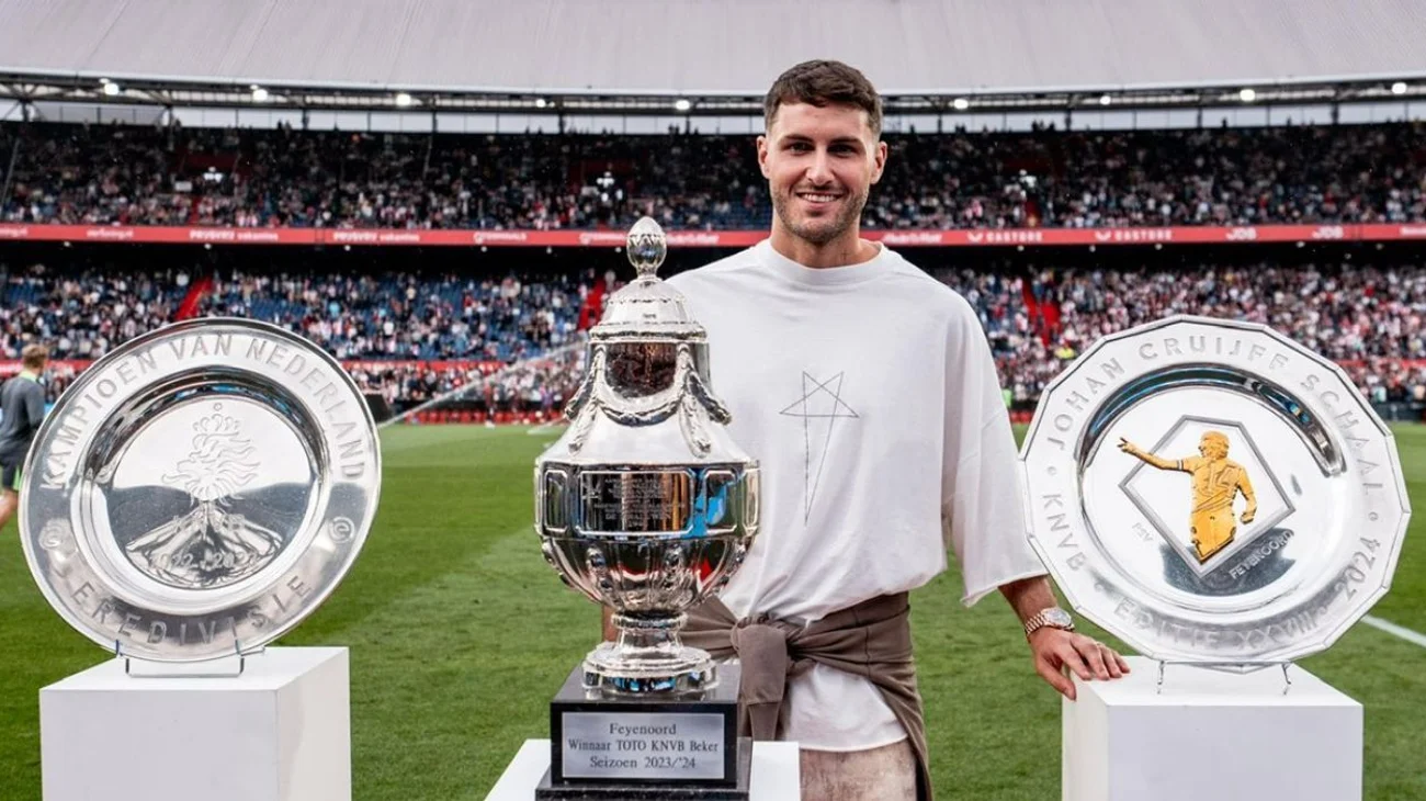 Feyenoord Rinde Emotivo Homenaje a Santiago Giménez en Róterdam