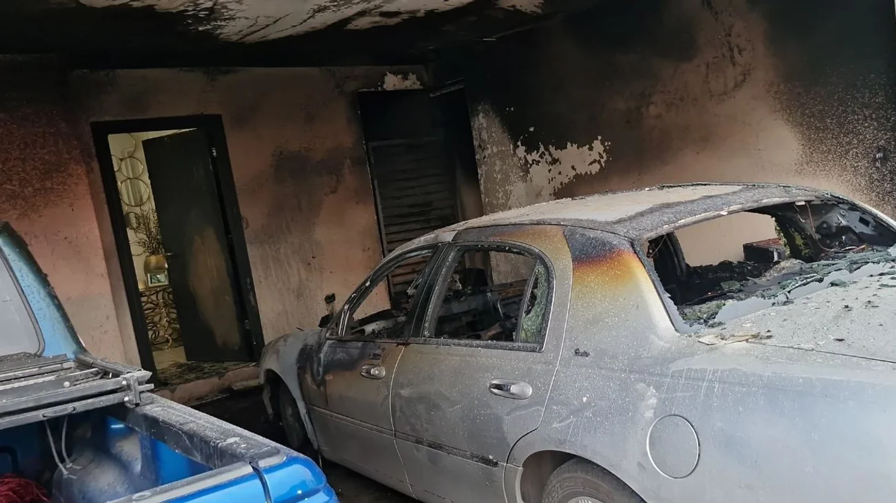 Se incendia vehículo dentro de vivienda en García