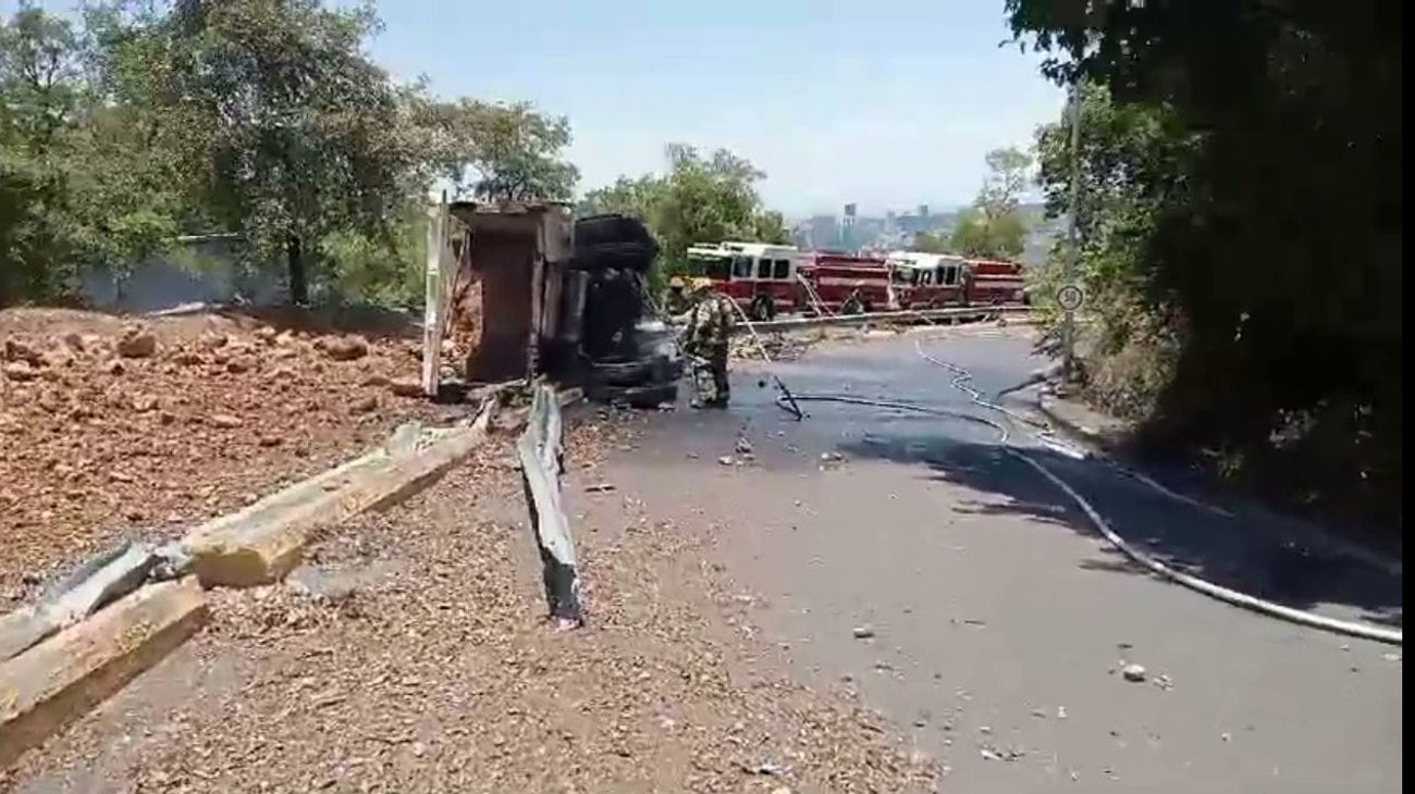 Se queda sin frenos, vuelca y se incendia en San Pedro