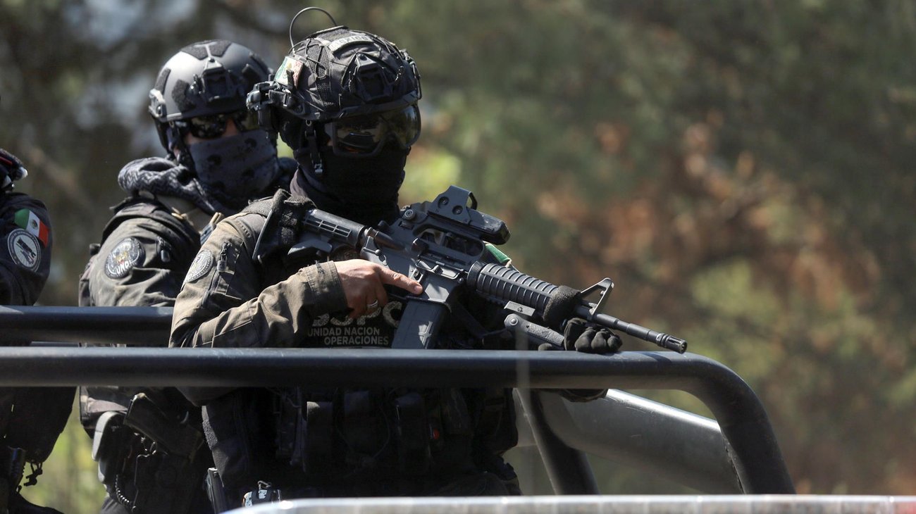 Autoridades detienen a 12 personas tras operativo en Michoacán