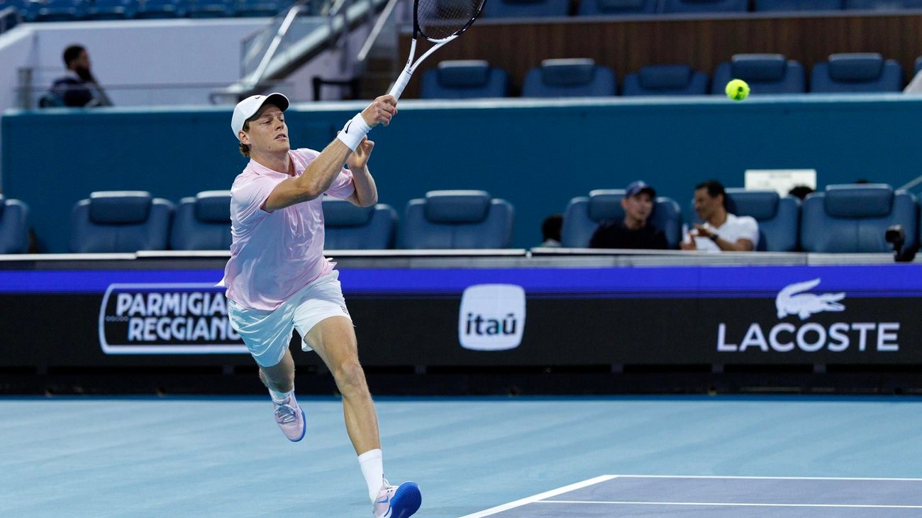 Sinner avanza a octavos y rompe un récord de Djokovic en Miami