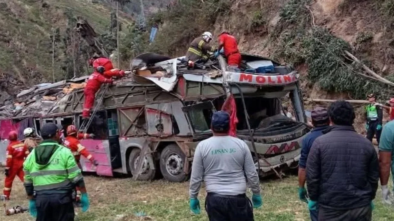 Sube a 18 fallecidos por volcadura de autobús en Perú
