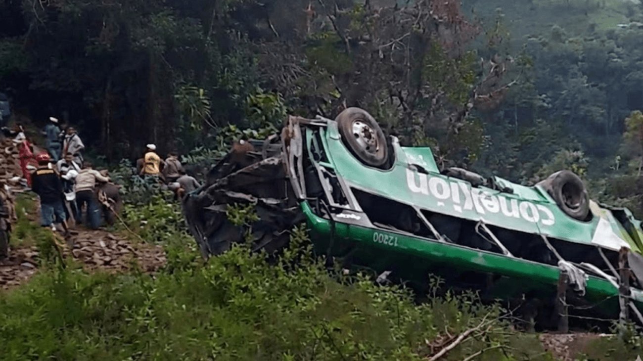 Suman_10_fallecidos_en_volcadura_de_autobus_en_Veracruz_jpg_28a220a213