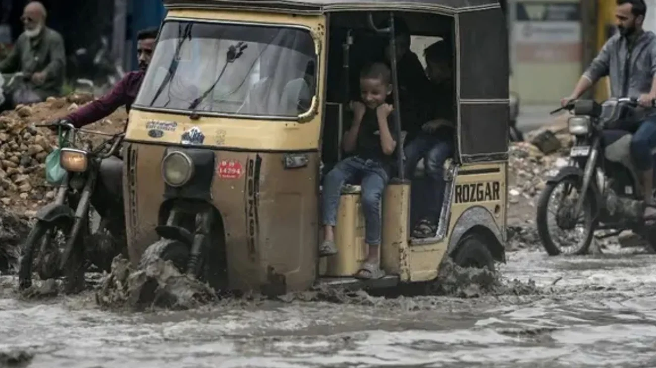Suman 32 muertos en Pakistán por inundaciones súbitas