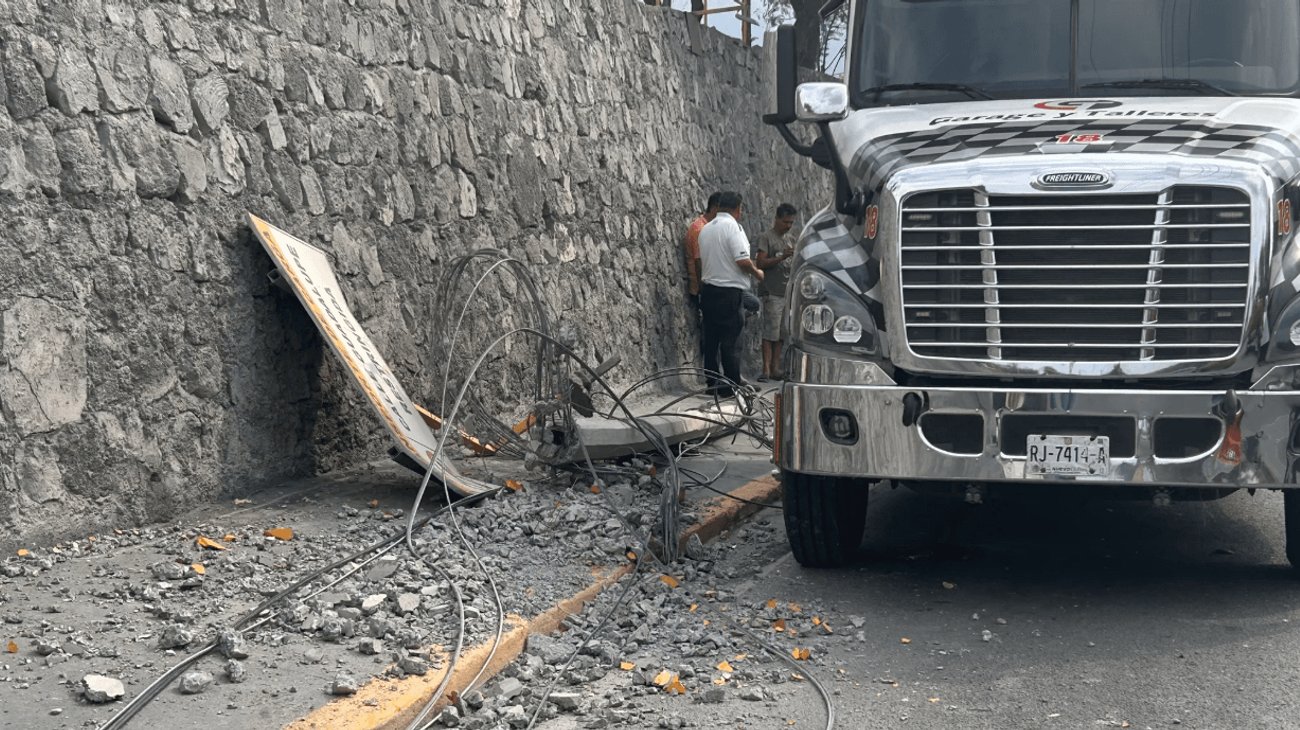 Tractocamión derriba poste y afecta cableado en Morones Prieto
