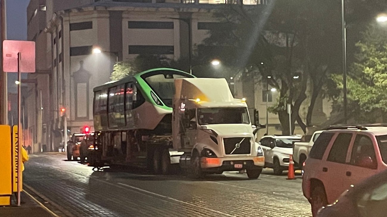 Se atora tráiler con monorriel para exhibición