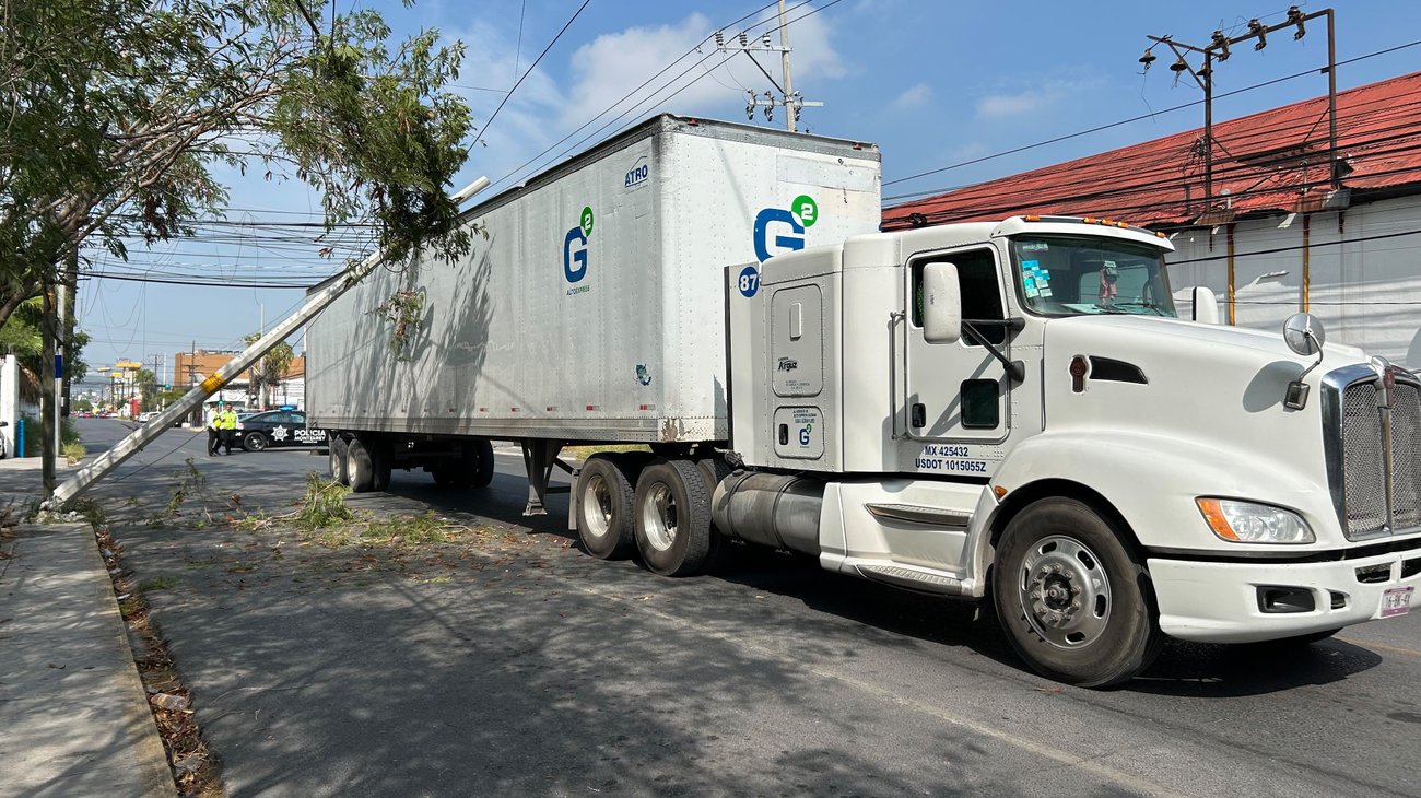 Tráiler derriba poste y arrastra cables en colonia Buenos Aires