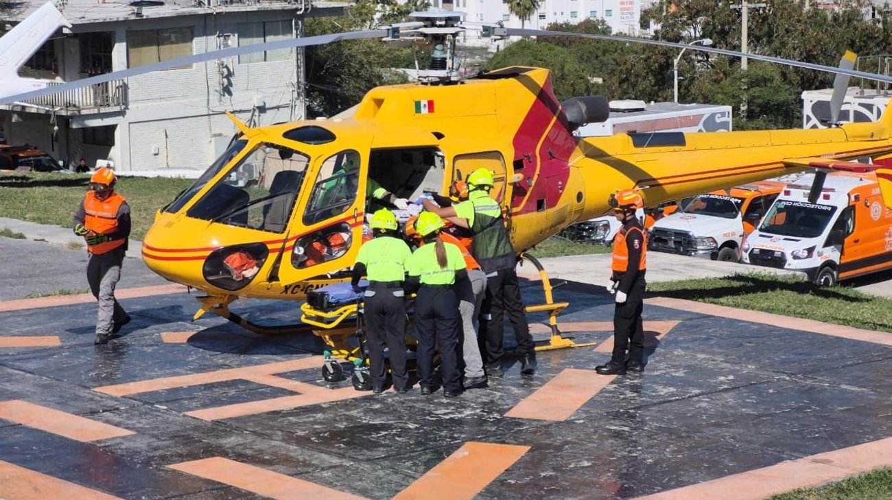 Trasladan vía aérea a trailero quemado en choque
