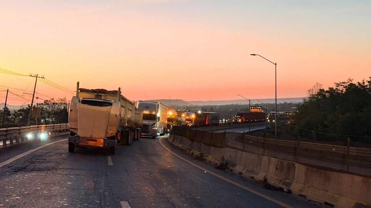 Tráiler descompuesto obstruye Carretera Nacional