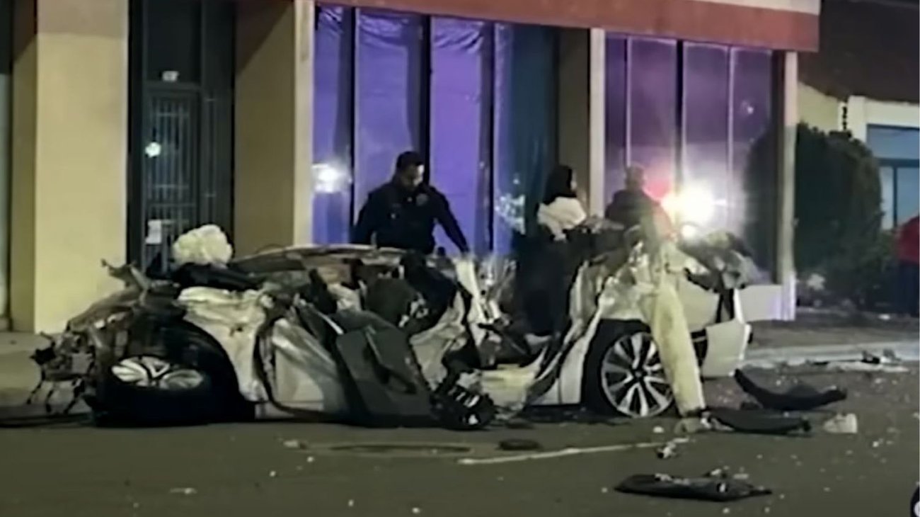 Auto se estrella y sale volando; ocupantes son expulsados