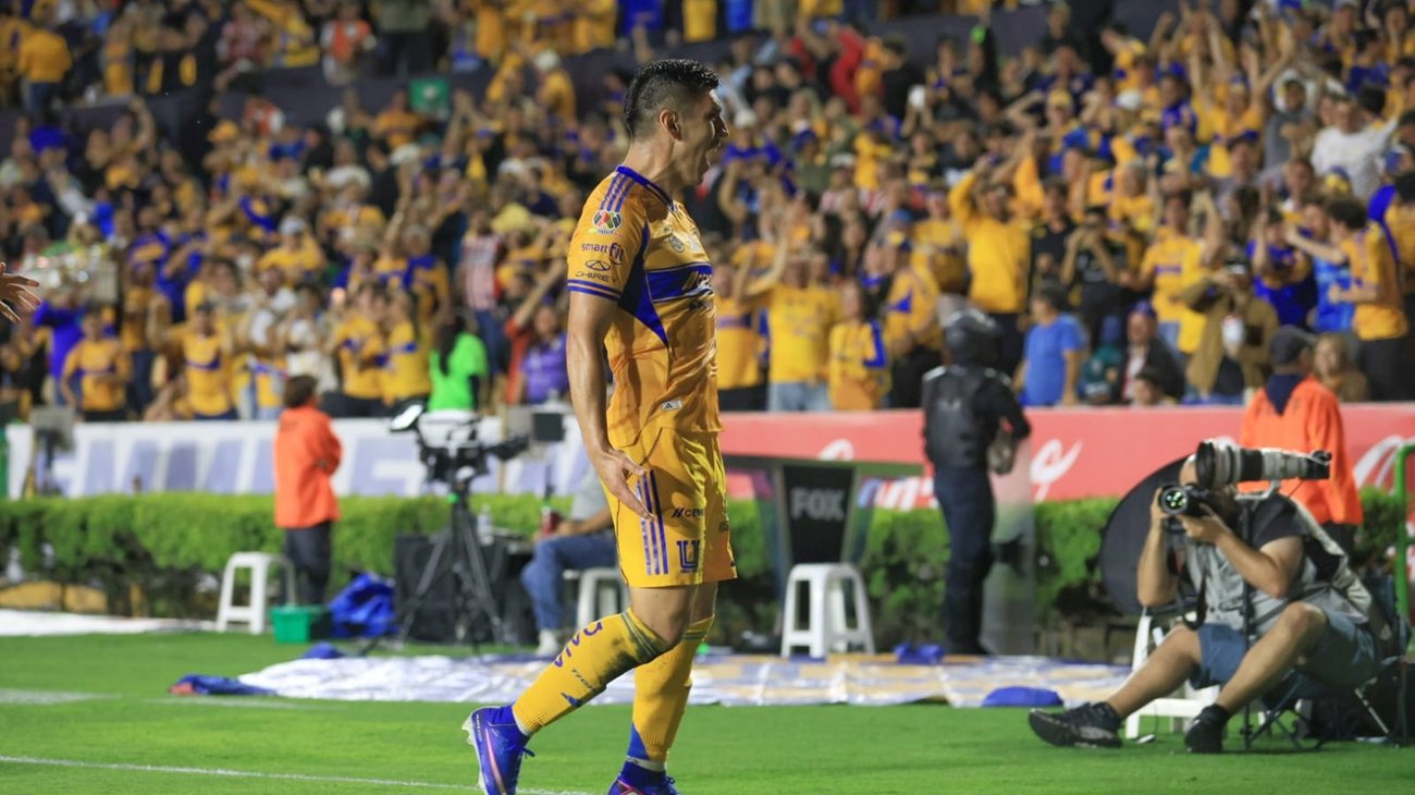 Tigres 'noquea' a Chivas y tiene pie y medio en Semifinales