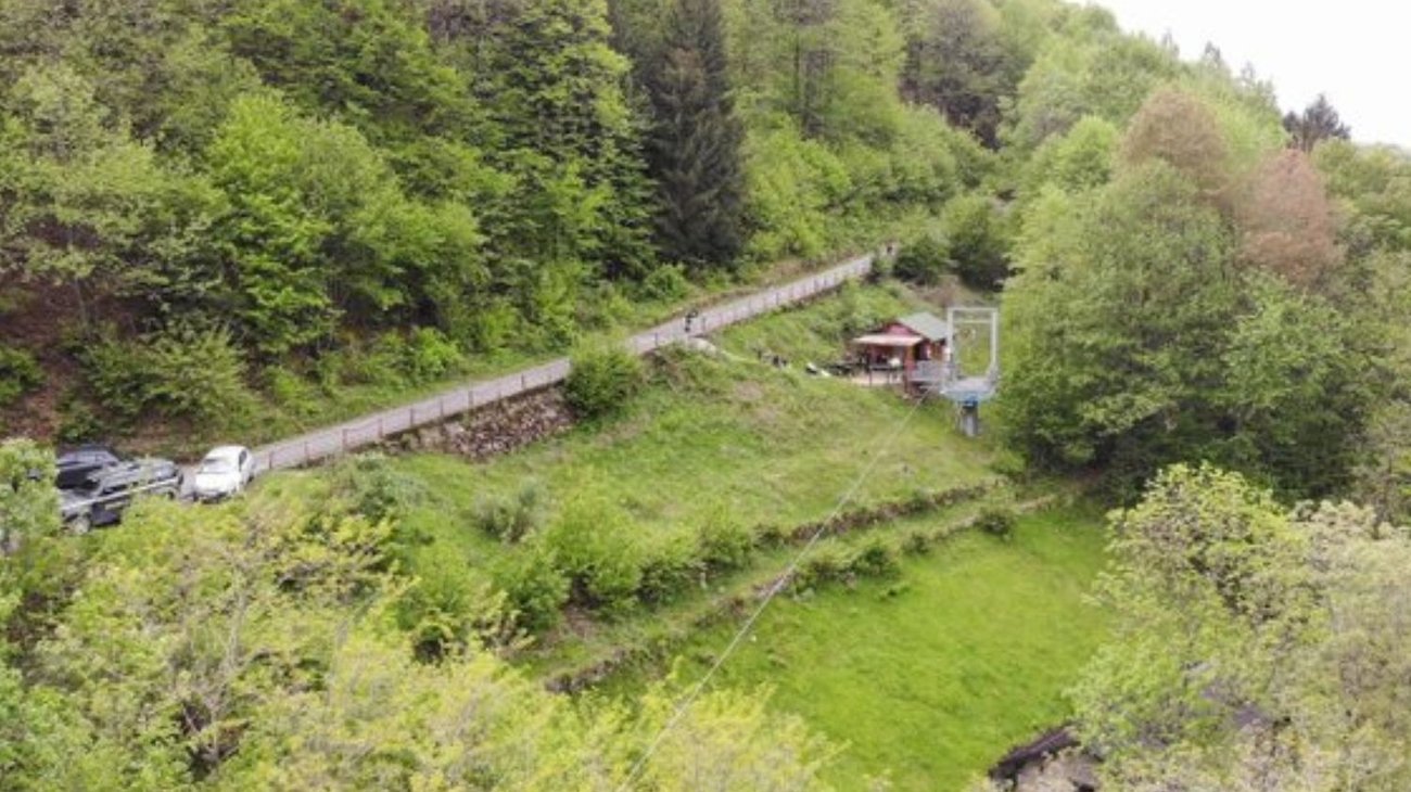 Mujer muere al caer de tirolesa; sobrinas grabaron recorrido