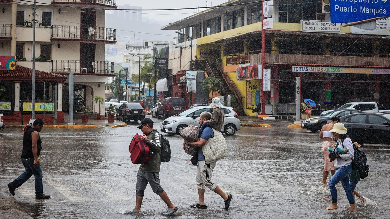 Se extiende onda tropical 14 en costas de Colima y Michoacán