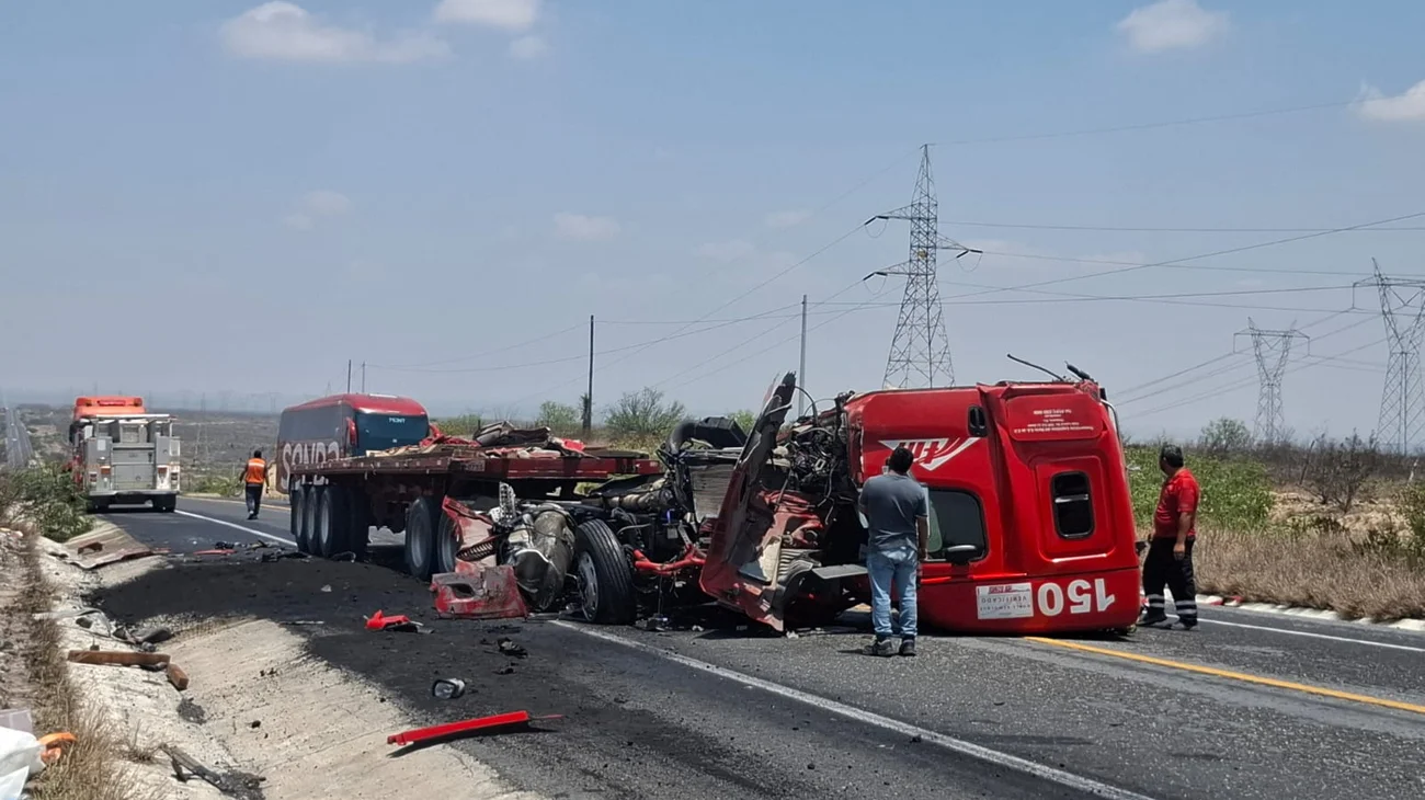 Choque de tráileres paraliza la carretera a Monclova 