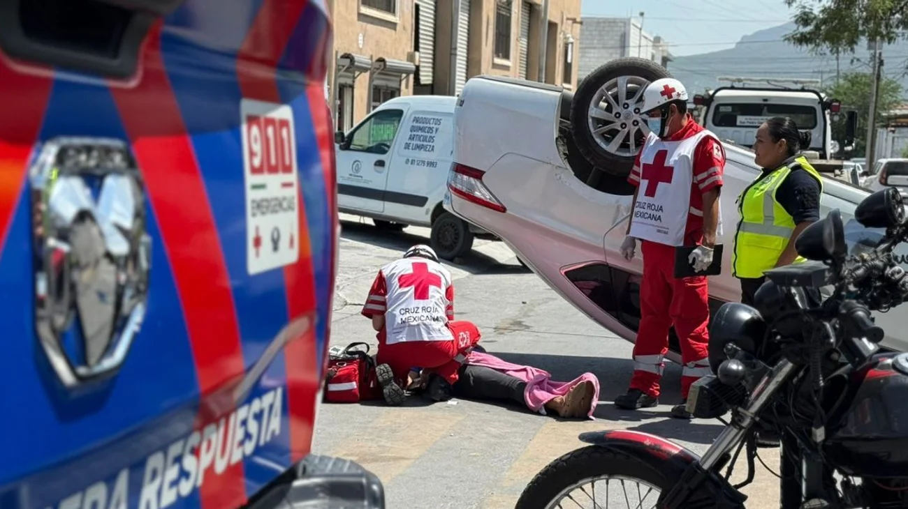Volcadura en Monterrey deja tres mujeres lesionadas