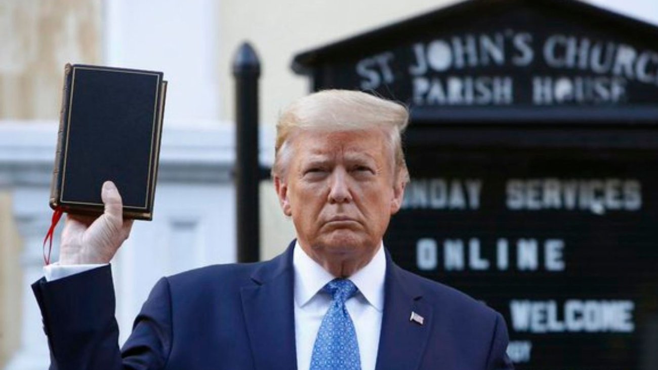 Trump vende biblias y ruega por donaciones en Semana Santa