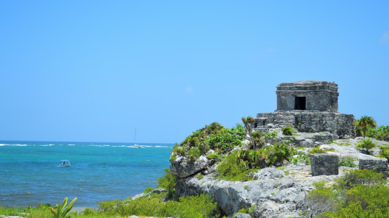 Hoteleros de Tulum analizan solo operar cuando no haya sargazo