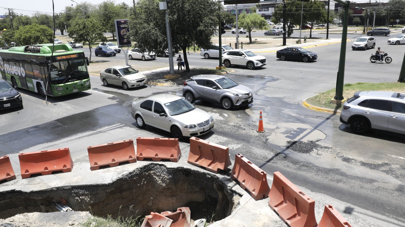 Obras inconclusas y aguas negras generan molestias en Escobedo
