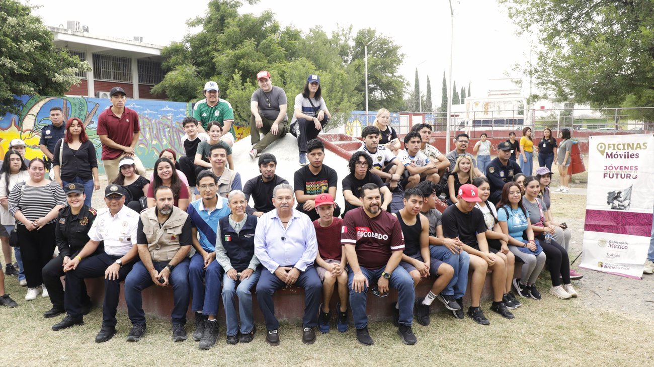 Jóvenes y autoridades rehabilitan plazas de Escobedo