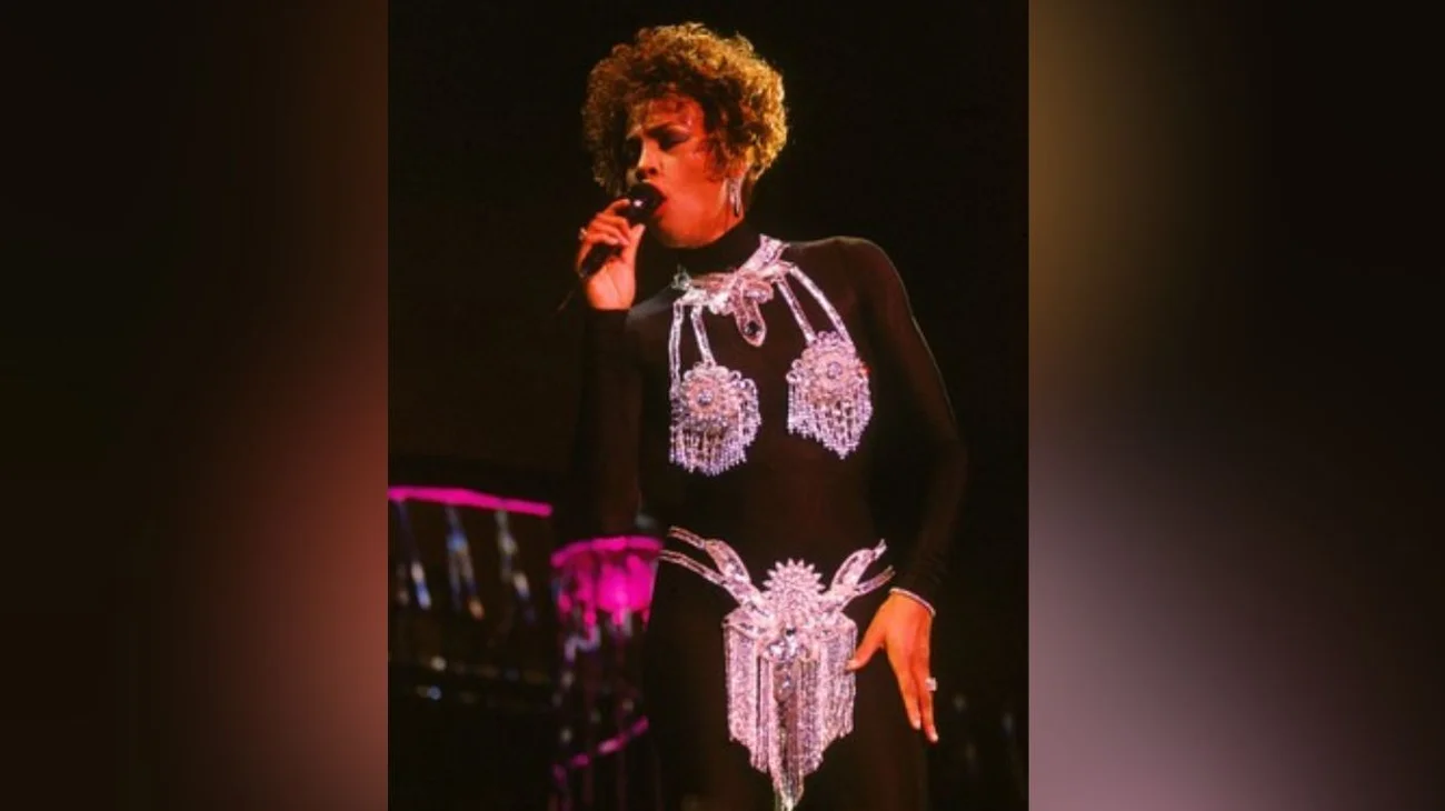 Un traje de Whitney Houston es subastado por de $22 mil dólares