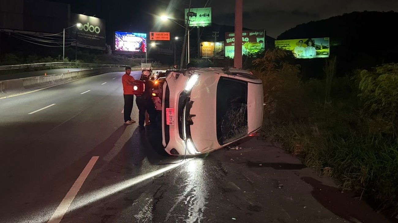 Vuelca joven en avenida Rogelio Cantú y resulta lesionada